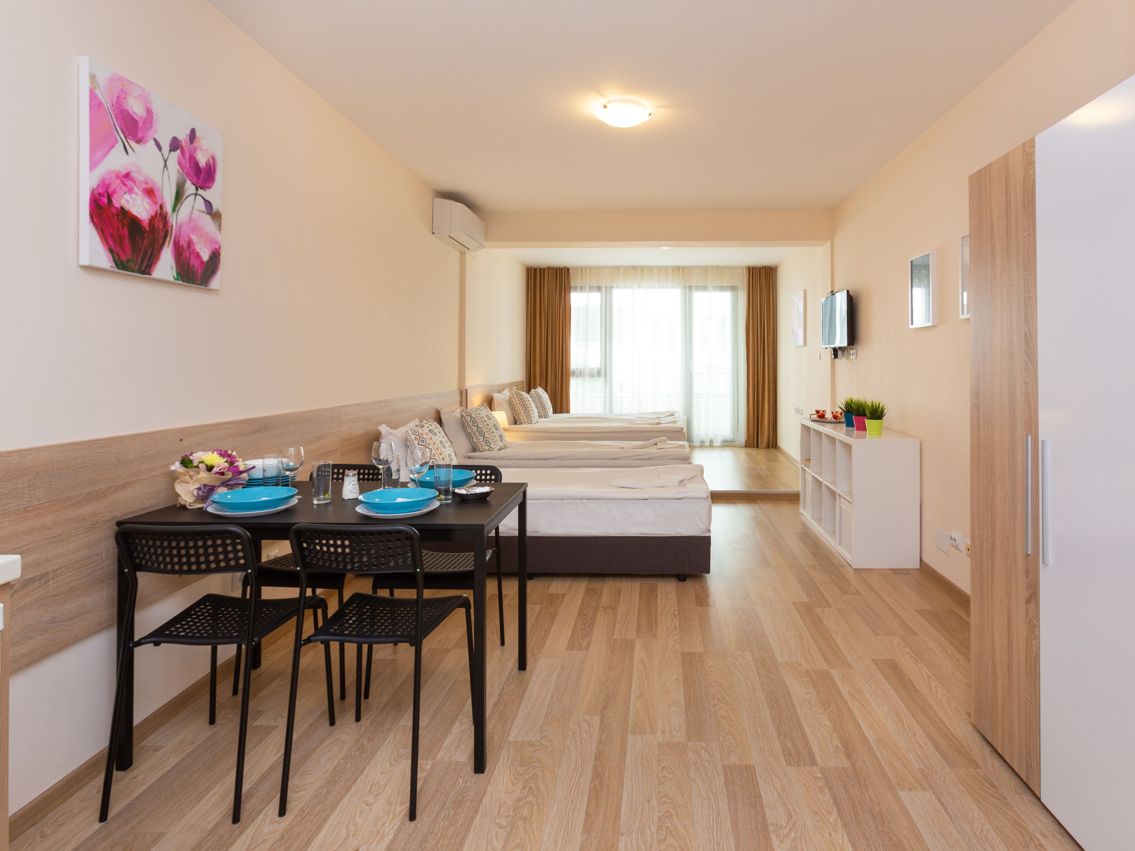 Vierbettzimmer (4 Einzelbetten) — Apartments Flora Burgas (4)