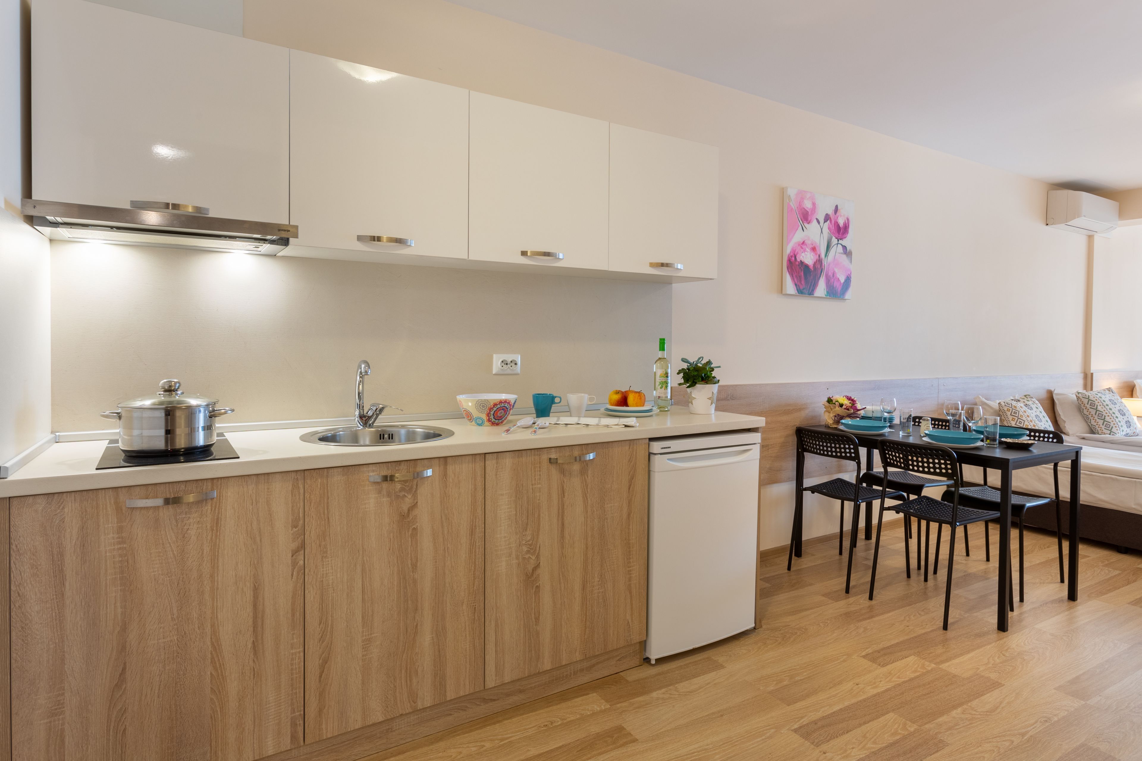 Vierbettzimmer (4 Einzelbetten) — Apartments Flora Burgas (5)