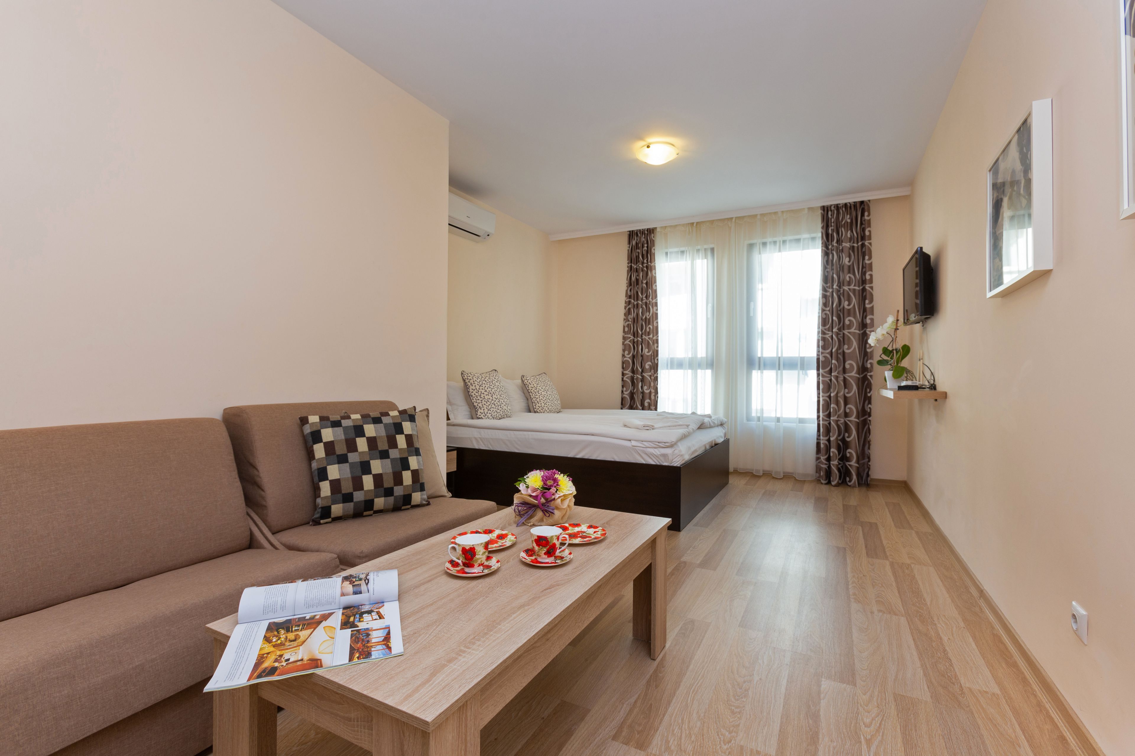Dreibettzimmer (2 Einzelbetten + Schlafsessel) — Apartments Flora Burgas (3)