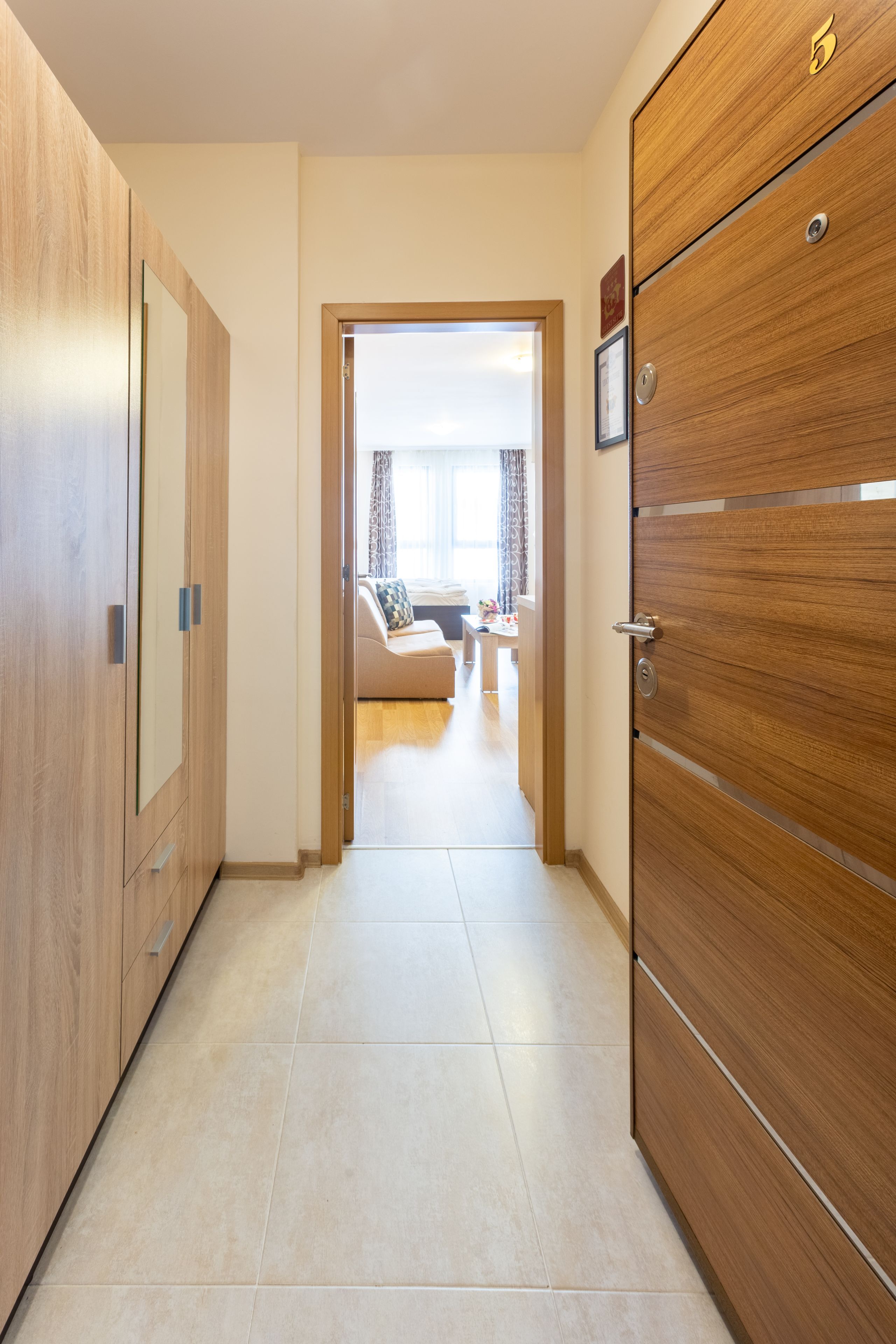 Dreibettzimmer (2 Einzelbetten + Schlafsessel) — Apartments Flora Burgas (4)