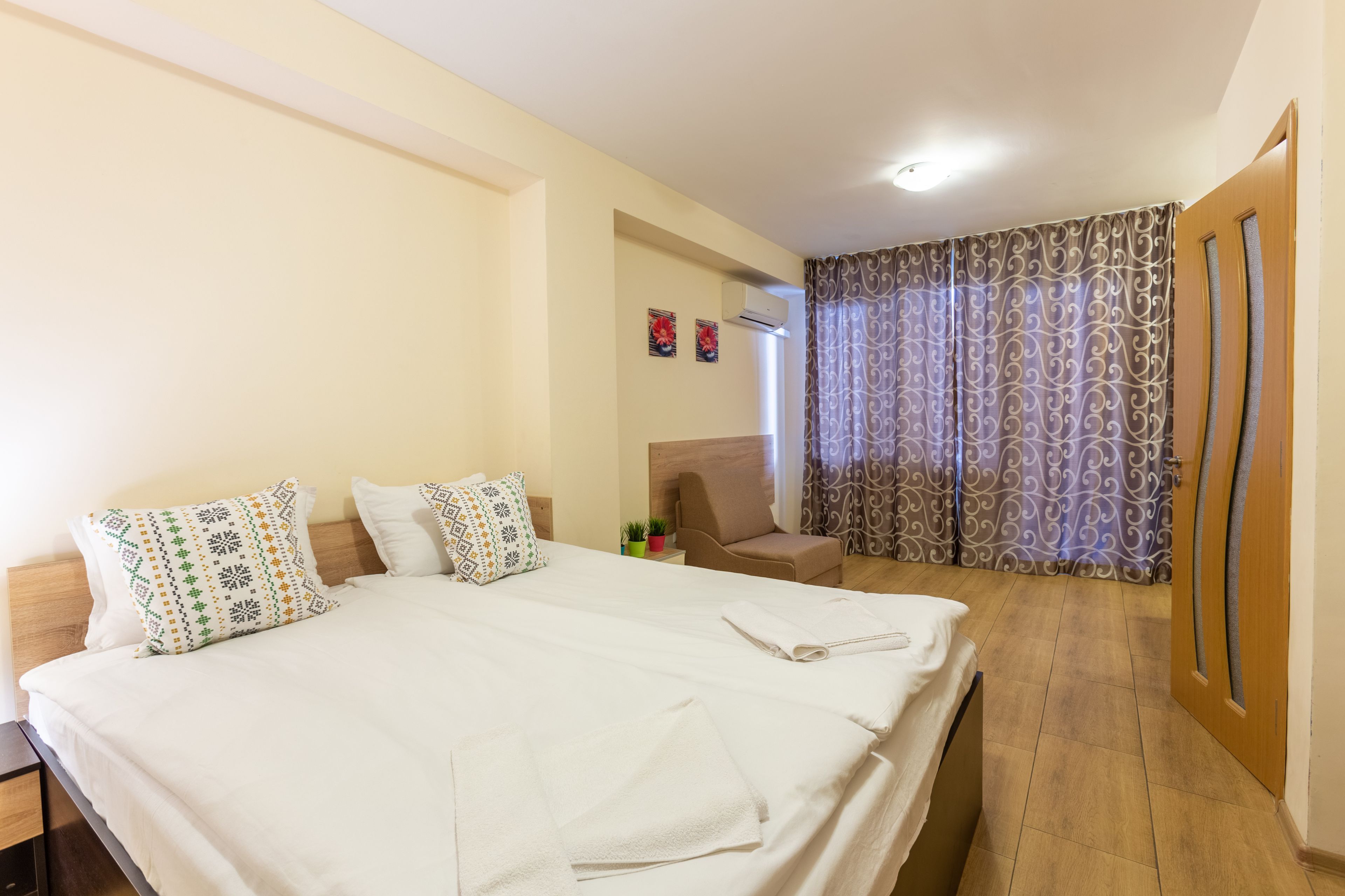 Dreibettzimmer (2 Einzelbetten + Schlafsessel) — Apartments Flora Burgas (2)