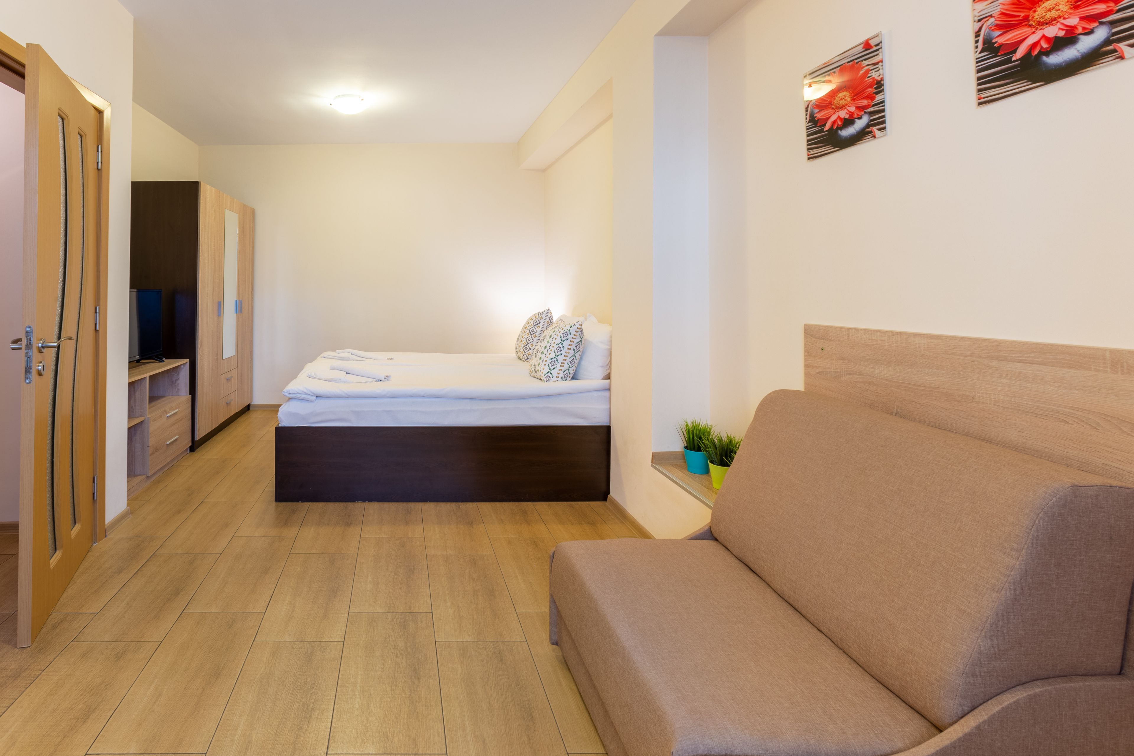 Dreibettzimmer (2 Einzelbetten + Schlafsessel) — Apartments Flora Burgas (5)