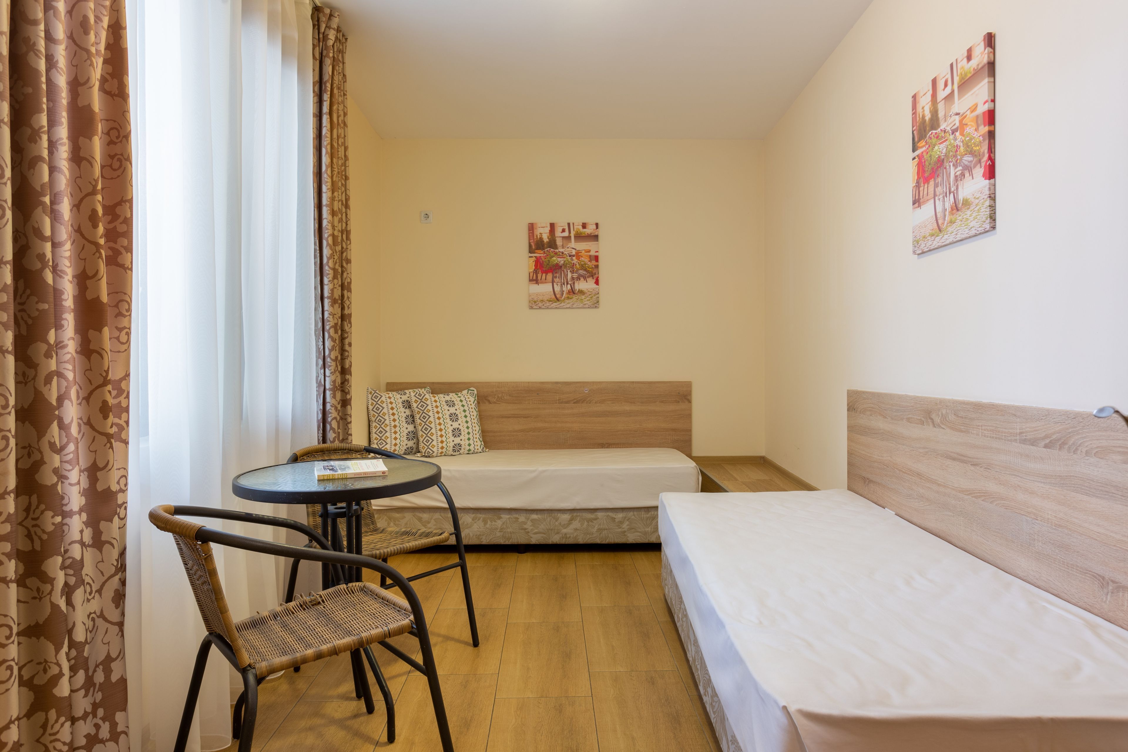 Zwei-Zimmer-Apartment (Schlafzimmer + 2 Einzelbetten) — Apartments Flora Burgas (3)