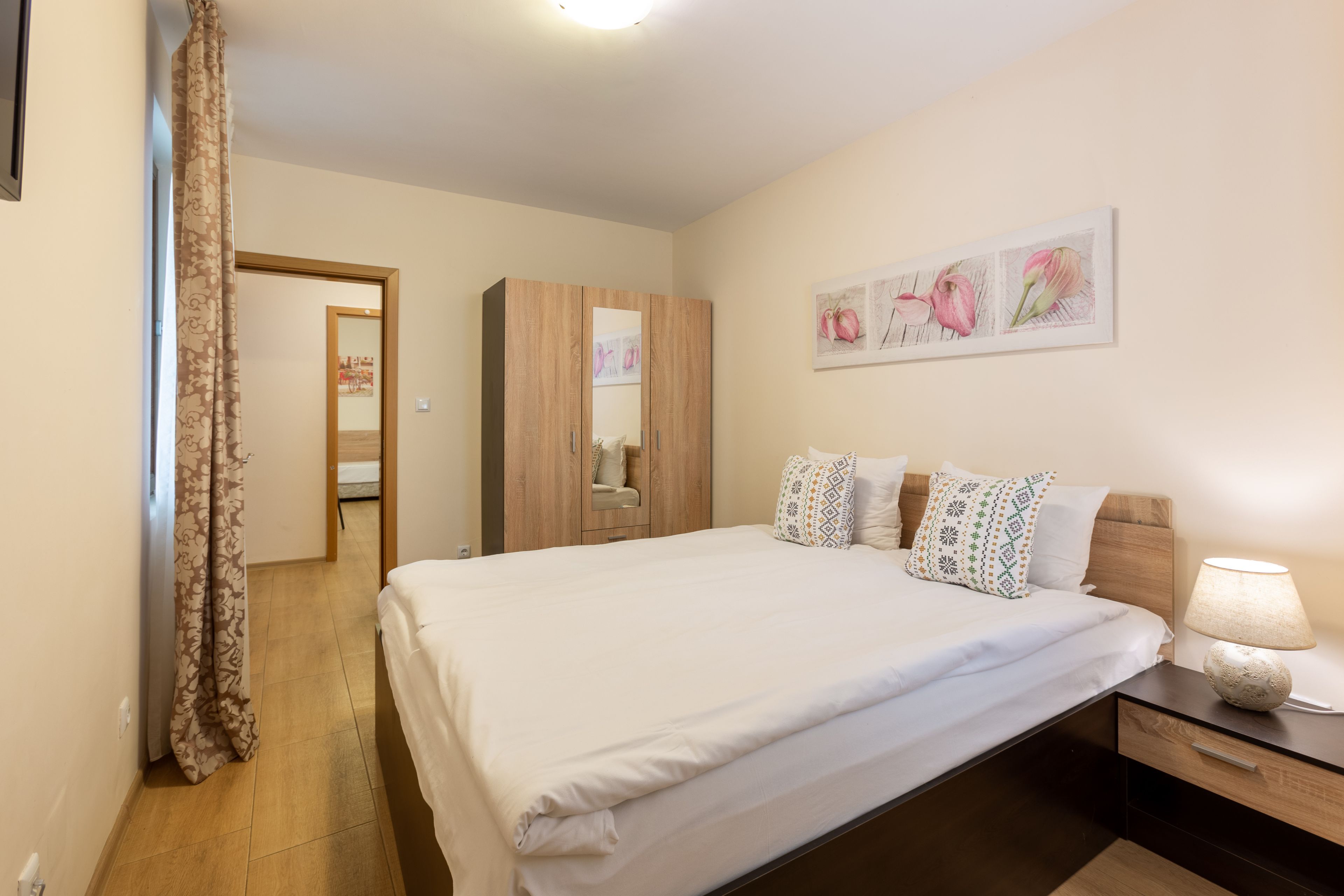 Zwei-Zimmer-Apartment (Schlafzimmer + 2 Einzelbetten) — Apartments Flora Burgas (6)