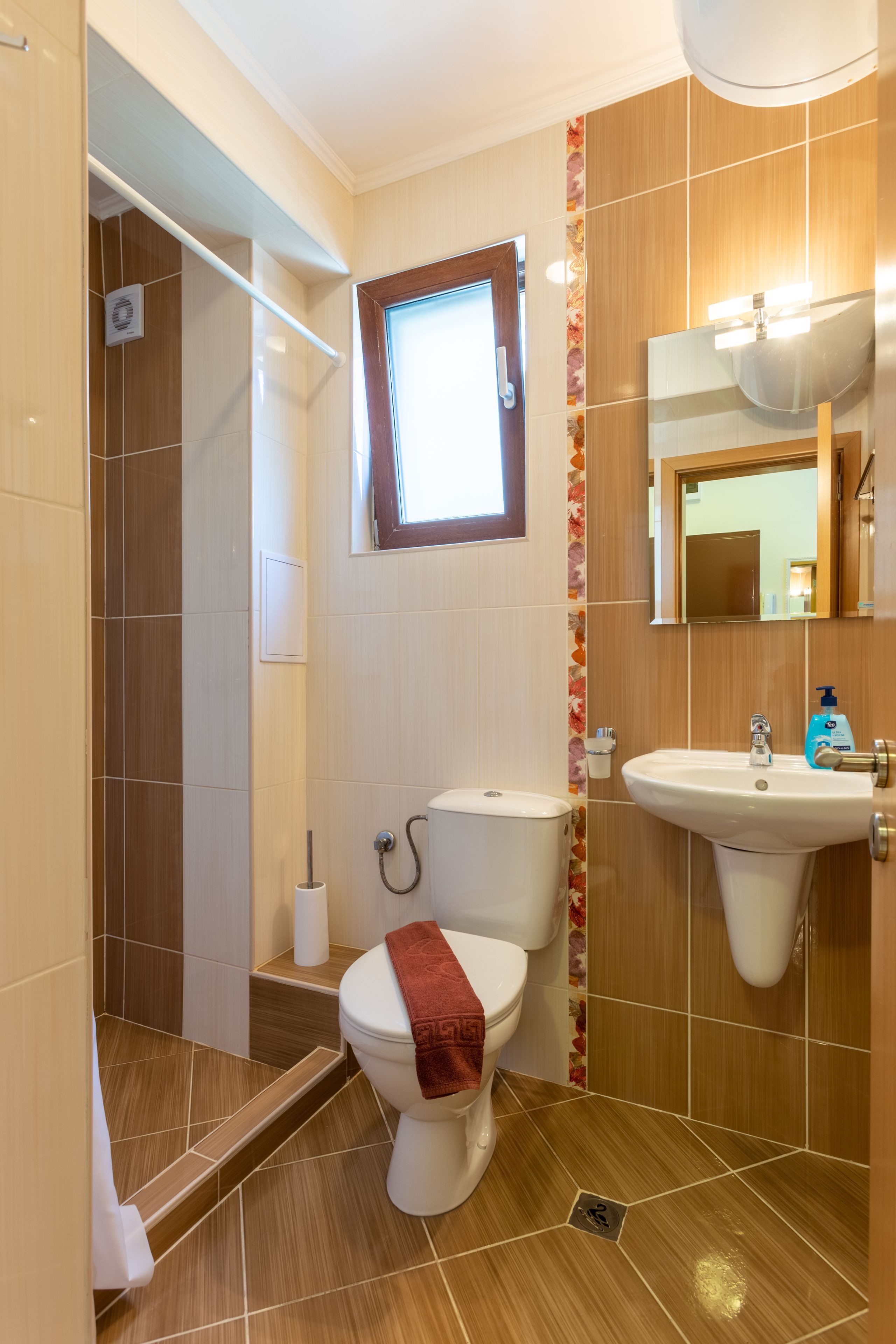 Doppelzimmer (1 Doppelbett) — Apartments Flora Burgas (7)
