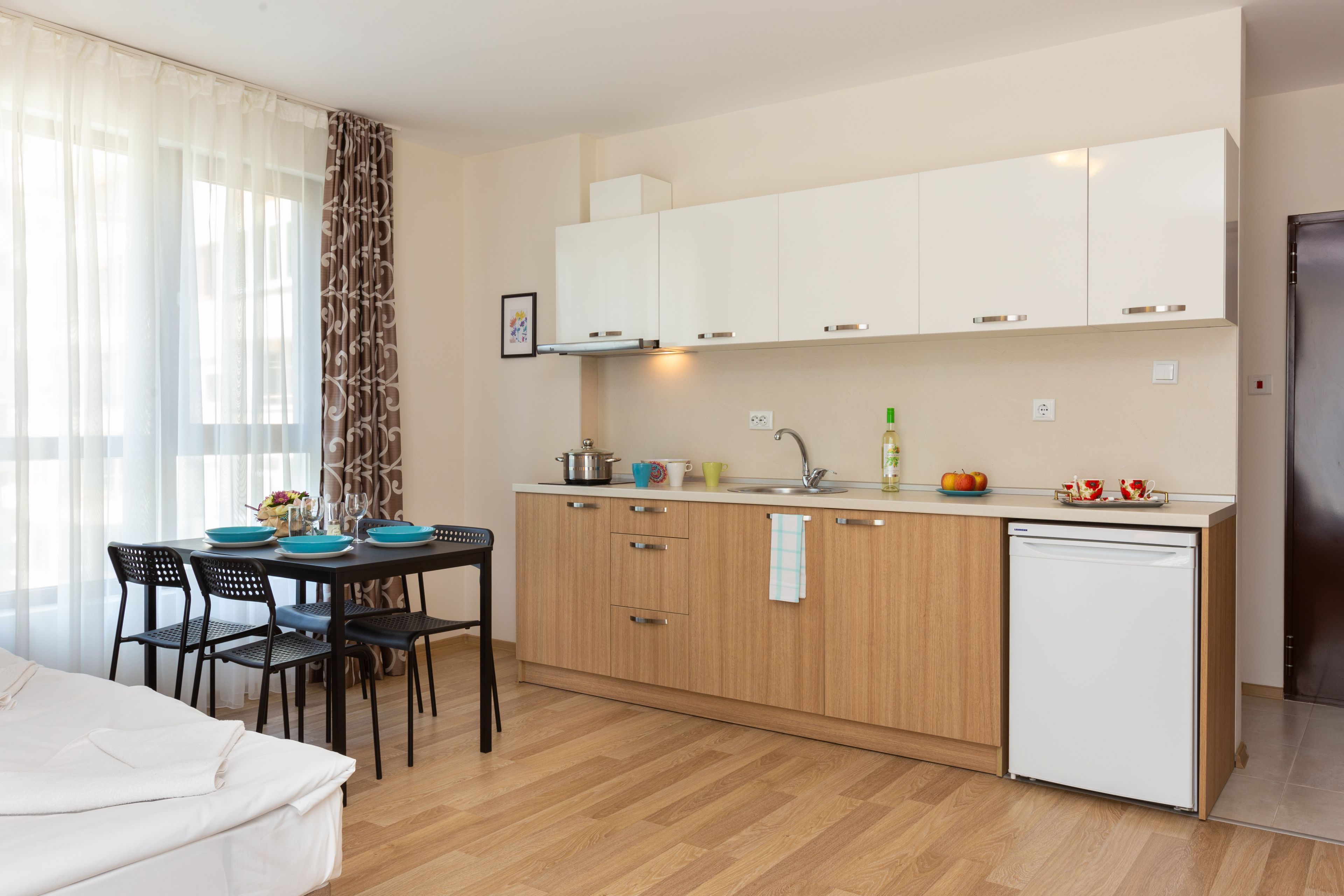Dreibettzimmer (1 Doppelbett + 1 Einzelbett) — Apartments Flora Burgas (2)
