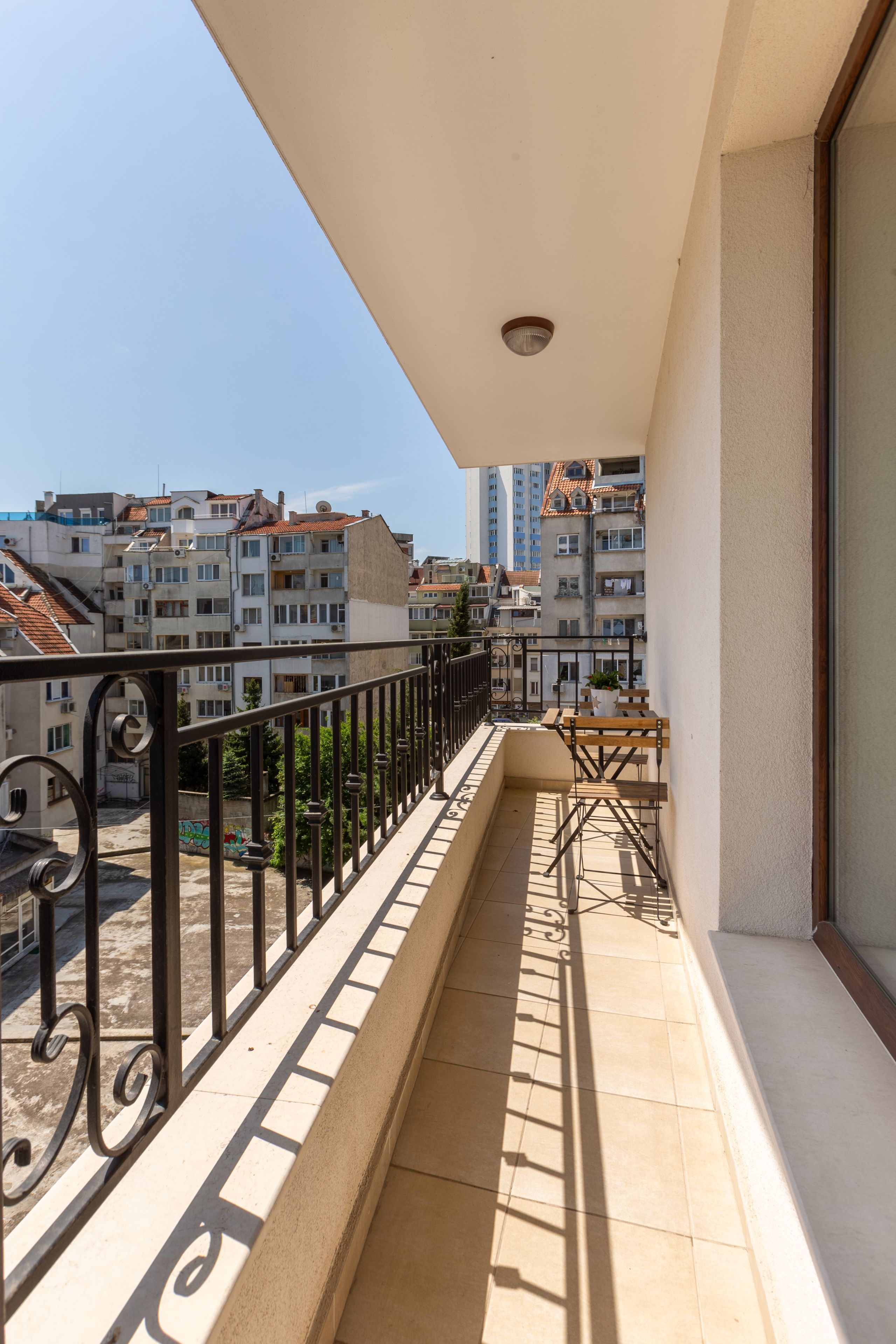 Dreibettzimmer (1 Doppelbett + 1 Einzelbett) — Apartments Flora Burgas (3)