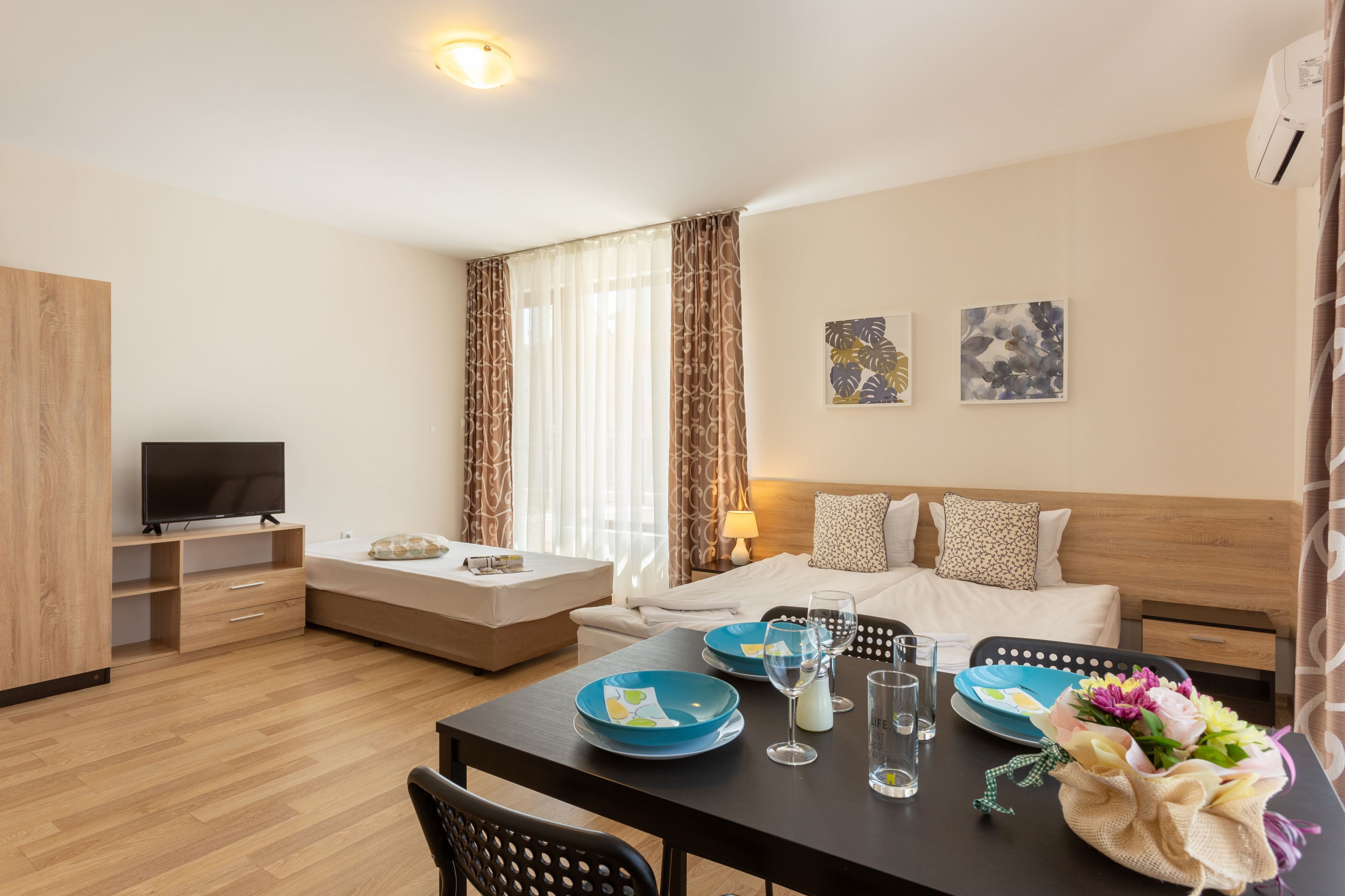 Dreibettzimmer (1 Doppelbett + 1 Einzelbett) — Apartments Flora Burgas (7)