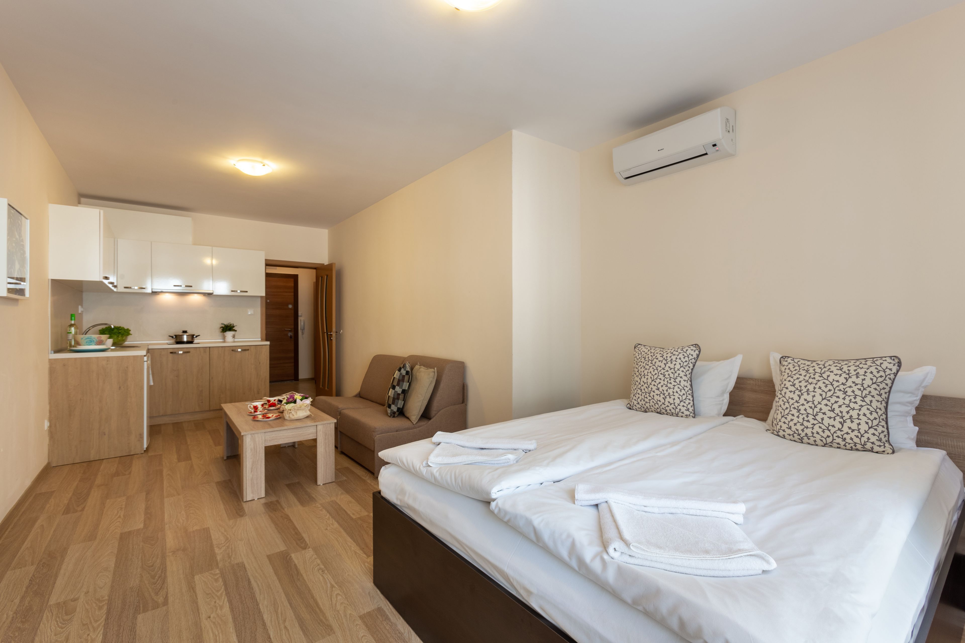 Tremannsrom (2 enkeltsenger + sovestol) — Apartments Flora Burgas (4)